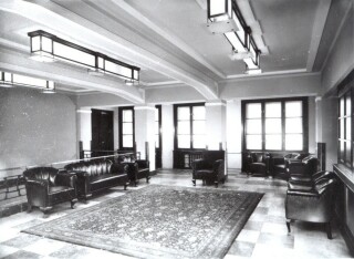 Hala v mezaninu  pvodn stav. Z haly byla pstupn knihovna a kavrna (zdroj: archiv Palc YMCA, s.r.o.).