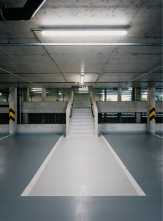 Obr. 10 Únikové schodiště propojující jednotlivá půlpatra (foto: Metrostav a.s., divize 8, BAK stavební společnost, a.s.)