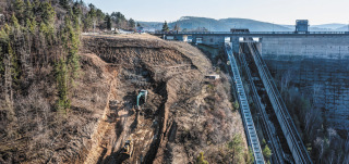 Obr. 08 Výstavba nového doplňkového bezpečnostního přelivu vodního díla Orlík, zemní práce a výlomy. Stav výstavby v březnu 2022.