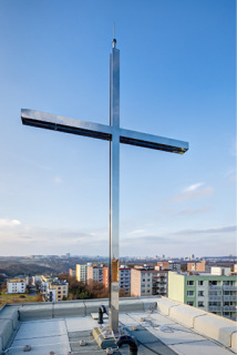 Obr. 07 Nerezový kříž na věži kostela, který zároveň plní funkci bleskovodu  