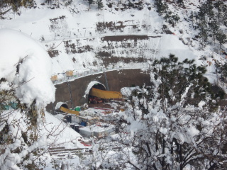 Obr. 06b Jin portl tunelu Chenani  Nashri pod prsmykem Patnitop (2012) v zimnch mscch