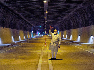 Obr. 08 Ministersk pedseda Indie Narendra Modi otvr tunel Chenani  Nashri pod Patnitopem (duben 2017)