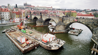 Obr. 1 Sanace pilířů Karlova mostu v Praze po povodni v roce 2002 (zdroj: Zakládání staveb, a.s.)