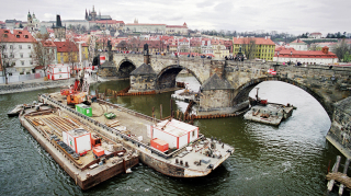 Obr. 1 Sanace pil Karlova mostu v Praze po povodni v roce 2002 (zdroj: Zakldn staveb, a.s.)