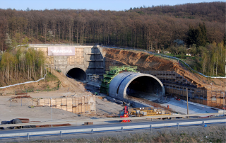 Obr. 2 Hloubený úsek tunelu Komořany na SOKP (zdroj: Zakládání staveb, a.s.)