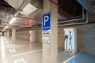 Dobjec msta pro elektromobily v prostorch podzemnho parkovit