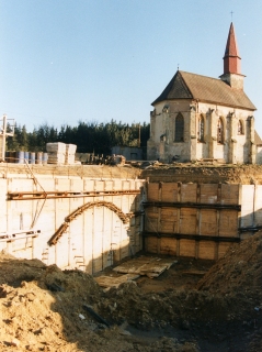 Tunel Hebe, 1997, zajitn zpadnho portlu s blzkm kostelem