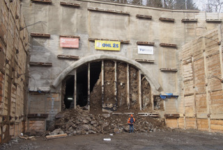 Obr. 12 Pohled do zajištěné stavební jámy vjezdového portálu po proražení tunelu (zdroj: Tomáš Just)