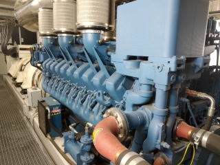 Vznětový turbodmychadlem přeplňovaný 20válec je hlavním pohonným agregátem pro dynamickou UPS (DUPS)