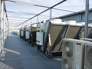 Stecha budovy: vzduchem chlazen such chladie (300 kW, 46 / 40 C)