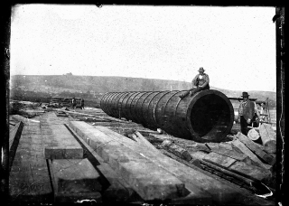 Výpustní dřevěná roura pro odvod vyčištěné vody zpět do Vltavy, usazená na dno řeky 1. října 1901