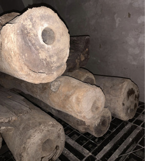 Obr. 04 Historické dřevěné vodovodní trubky v expozici Kartause Mauerbach, Rakousko