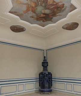 Obr. 12 Nová prelatura, obnovené nástropní malby. Stěny postupně pokrývá béžová barva s modrou linkou.