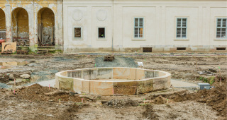 Obr. 13 Kašna po obnově. V pozadí část arkádové chodby propojující Novou prelaturu s barokním pavilonem (foto: Tomáš Malý).