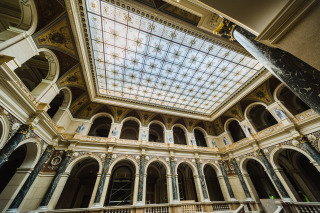 Hlavn schodiov dvorana s replikou pvodnho podhledu z malovanho skla (foto: Tom Mal)