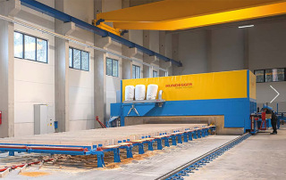Obr. 08 Výroba stavebních dílců ve vyhřívaných halách na CNC obráběcích centrech Hundegger