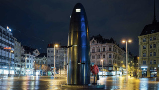 Obr. 01 Noční snímek hodinového stroje na náměstí Svobody v Brně (foto: Zbyněk Hrbata)