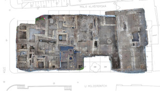 Obr. 02 Odkryté staré základy během archeologického průzkumu (zdroj: ARCHAIA Praha z.ú.)