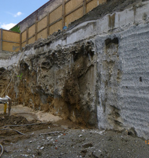 Obr. 07 Nerovný povrch milánské stěny po odtěžení zeminy (zdroj: archiv autora)