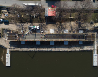 Obr. 07 Beton mostovky  po krajch konstrukce jsou viditeln vysouvac drhy (zdroj: HTCZ a.s.)