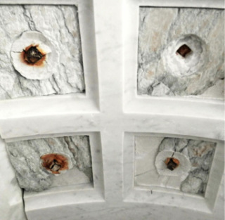 Obr. 08 Detail pokozenho mramorovho olte ped restaurovnm