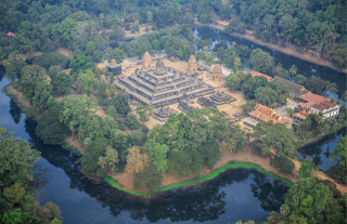 Obr. 1 Typick prostorov uspodn angkorskho chrmu  prvn pskovcov chrm Bakong, konec 9. stolet (zdroj: Shutterstock)