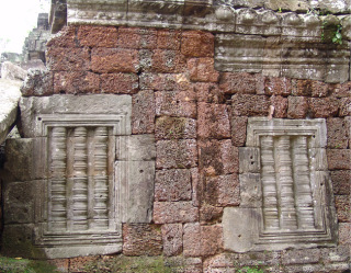 Obr. 3 Konstrukce stny chrmov chodby kombinujc lateritov a pskovcov bloky, chrm Ta Nei, konec 12. stolet (zdroj: archiv autora)