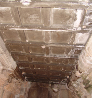 Obr. 9 Novodob elezobetonov strop chodby, tvarov replika pvodnho devnho podhledu, chrm Baphuon (zdroj: archiv autora)   