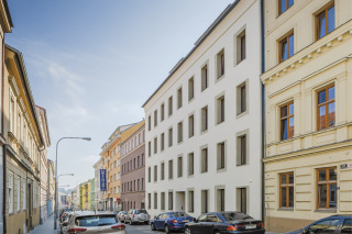 Obr. 01 Bytov dm Francouzsk 66, Brno, stav po obnov. Modern fasda budovy byla navrena v kontextu historickch fasd okolnch staveb.