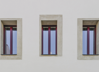 Obr. 11 Pohled na ambrny okolo oken z materilu Stolit MP s brouenm povrchem v kontrastu se zkladn omtkou fasdy domu