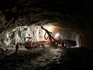 Obr. 16 Kotvení rozrážky záchytné nádrže tunelu Knarrevik