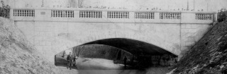 Obr. 04 Most pes Rokytku v Praze z roku 1896, pistavn k pvodn kamenn klenut konstrukci z dvodu rozen; betonov most je vpedu, kamenn za nm (zdroj: archiv autor)