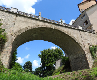 Obr. 05 Most přes skalní průrvu na hradě Veveří u Brna, 1898; vlevo – starší zděný most (zdroj: fondy Národního památkového ústavu), ­vpravo – betonový most v současnosti (zdroj: archiv autorů)