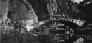 Obr. 07a Most u Vysok Lpy z roku 1902; vlevo: bhem realizace, vpravo: po dokonen (zdroj: sbrka Mgr. Natalie Belisov)