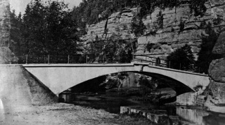 Obr. 07b Most u Vysok Lpy z roku 1902; vlevo: bhem realizace, vpravo: po dokonen (zdroj: sbrka Mgr. Natalie Belisov)