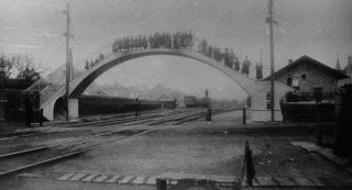 Obr. 08b Lávka přes kolejiště nádraží v Sokolově z roku 1902 během výstavby a po dokončení (zdroj: sbírka Kamila Živná, Ing. Jan Rund)