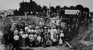 Obr. 10a Most v Hranicch pes Bevu z roku 1905 bhem vstavby a po dokonen (zdroj: Muzeum a galerie Hranice)