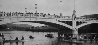 Obr. 10b Most v Hranicch pes Bevu z roku 1905 bhem vstavby a po dokonen (zdroj: Muzeum a galerie Hranice)