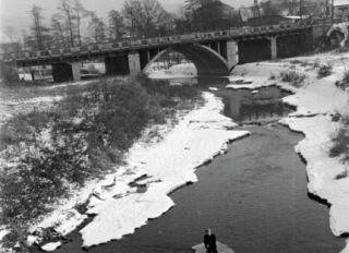 Obr. 20a Dn  most pes Plounici v Litomick ulici z roku 1914; vlevo: pvodn most, fotografie z nora 1964, Ing. Josef Studnin (zdroj: Oblastn muzeum v Dn), vpravo: replika z roku 2000 (zdroj: archiv autor)