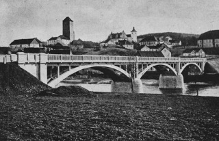 Obr. 22b Týnec nad Sázavou; vlevo: přívoz v místě mostu před jeho výstavbou, fotografie před rokem 1906, vpravo: Masarykův most přes Sázavu z roku 1920 (zdroj: Státní okresní archiv Benešov)