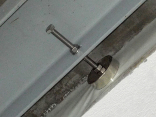 Obr. 06 Detail šroubového spojení magnetu s horní příčlí výbuchové stěny