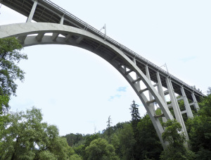 Obr. 04 Oblouky s horn mostovkou. Vlevo: oblouk rozdlen na dv ebra; Bechyn, 1928, L = 90,0 m. Vpravo: oblouk rozdlen na vt poet eber; Jihlava  Star brnnsk most, 1927, L = 26,0 m.