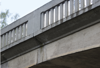 Obr. 07 Vlevo: klenbová trojkloubová konstrukce – detail betonového kloubu uprostřed rozpětí; Hradec u Stoda, 1928, L = 33,0 m, šikmost 100 g. Vpravo: trojkloubový oblouk s horní mostovkou; podle původní dokumentace (NAČR) jsou uvnitř konstrukce ocelové klouby, z vnější strany jsou viditelné pouze příčné spáry v betonu jako u betonových kloubů. Mohelnice nad Jizerou, 1930, L = 42,0 m, šikmost 75,33 g.