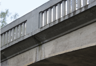 Obr. 07 Vlevo: klenbov trojkloubov konstrukce  detail betonovho kloubu uprosted rozpt; Hradec u Stoda, 1928, L = 33,0 m, ikmost 100 g. Vpravo: trojkloubov oblouk s horn mostovkou; podle pvodn dokumentace (NAR) jsou uvnit konstrukce ocelov klouby, z vnj strany jsou viditeln pouze pn spry v betonu jako u betonovch kloub. Mohelnice nad Jizerou, 1930, L = 42,0 m, ikmost 75,33 g.
