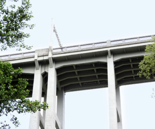 Obr. 08 Oblouky s horní mostovkou. Vlevo: roštová mostovka, zde rámově spojena se vzpěrami, vzpěry jsou členěné; na obrázku je rovněž příčná dilatační spára s mostním závěrem v mostovce nad patkou oblouku; Bechyně, 1928, L = 90,0 m. Vpravo: desková mostovka vetknutá do vrcholu oblouku a do koncových podpěr, příčné dilatační spáry jsou pouze nad patkami oblouků, vzpěry jsou stěnové, vetknuté na horním i na dolním konci; Nerestce, 1955, L = 52,0 m.