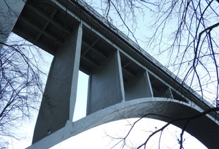 Obr. 09 Vlevo: desková mostovka, příčné dilatační spáry u vrcholu oblouku (na začátku zesílené části) a nad patkami oblouků, vzpěry jsou stěnové, na dolním konci vetknuté, na horním konci s betonovými klouby; Nesměřice, 1932, L = 32,0 m. Vpravo: roštová mostovka, vzpěry na obou koncích jsou zúžené a opatřené betonovými klouby; Tábor – Švehlův most, 1935, L = 81,6 m.