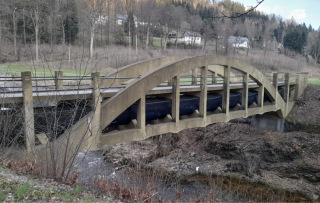 Obr. 12 Atypické řešení: „dvoupatrová“ konstrukce s dolní a s mezilehlou mostovkou současně, na horní mostovce je pozemní komunikace, na dolní mostovce je potrubí s přívodním kanálem do vodní elektrárny; MVE Popelnice – Tanvald, 1913, L = cca 30 m.