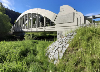 Obr. 13 Oblouk s dolní mostovkou – nosná konstrukce (oblouk i mostovka) vetknutá do obou podpěr, mostovka bez příčných dilatačních spár. Vlevo: celkový pohled. Vpravo: detail rámového rohu. Besednice – Pořešín, 1913, L = 33,0 m.