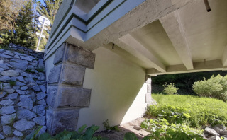 Obr. 13 Oblouk s dolní mostovkou – nosná konstrukce (oblouk i mostovka) vetknutá do obou podpěr, mostovka bez příčných dilatačních spár. Vlevo: celkový pohled. Vpravo: detail rámového rohu. Besednice – Pořešín, 1913, L = 33,0 m.