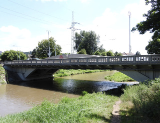 Obr. 14 Trojkloubový most s mezilehlou mostovkou. Vlevo: celkový pohled. Vpravo: detail kloubu uprostřed rozpětí. Brno, Husovice – Obřany, Jubilejní most, 1928, L = 33,0 m.